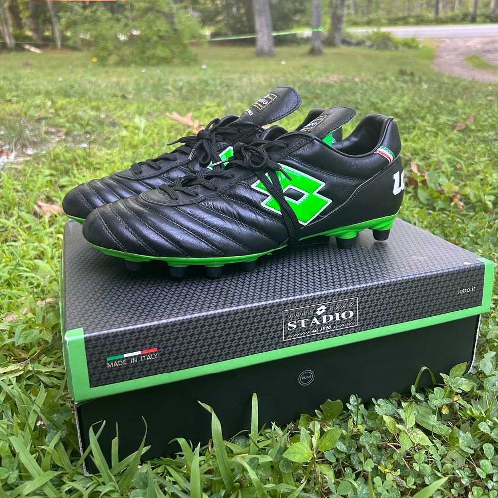 Lotto size 10 soccer cleats